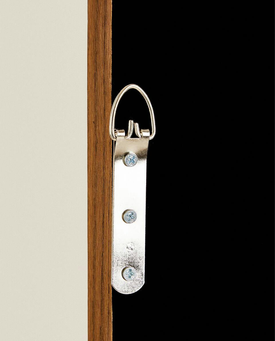 ROUND VERTICAL MIRROR WITH FRAME