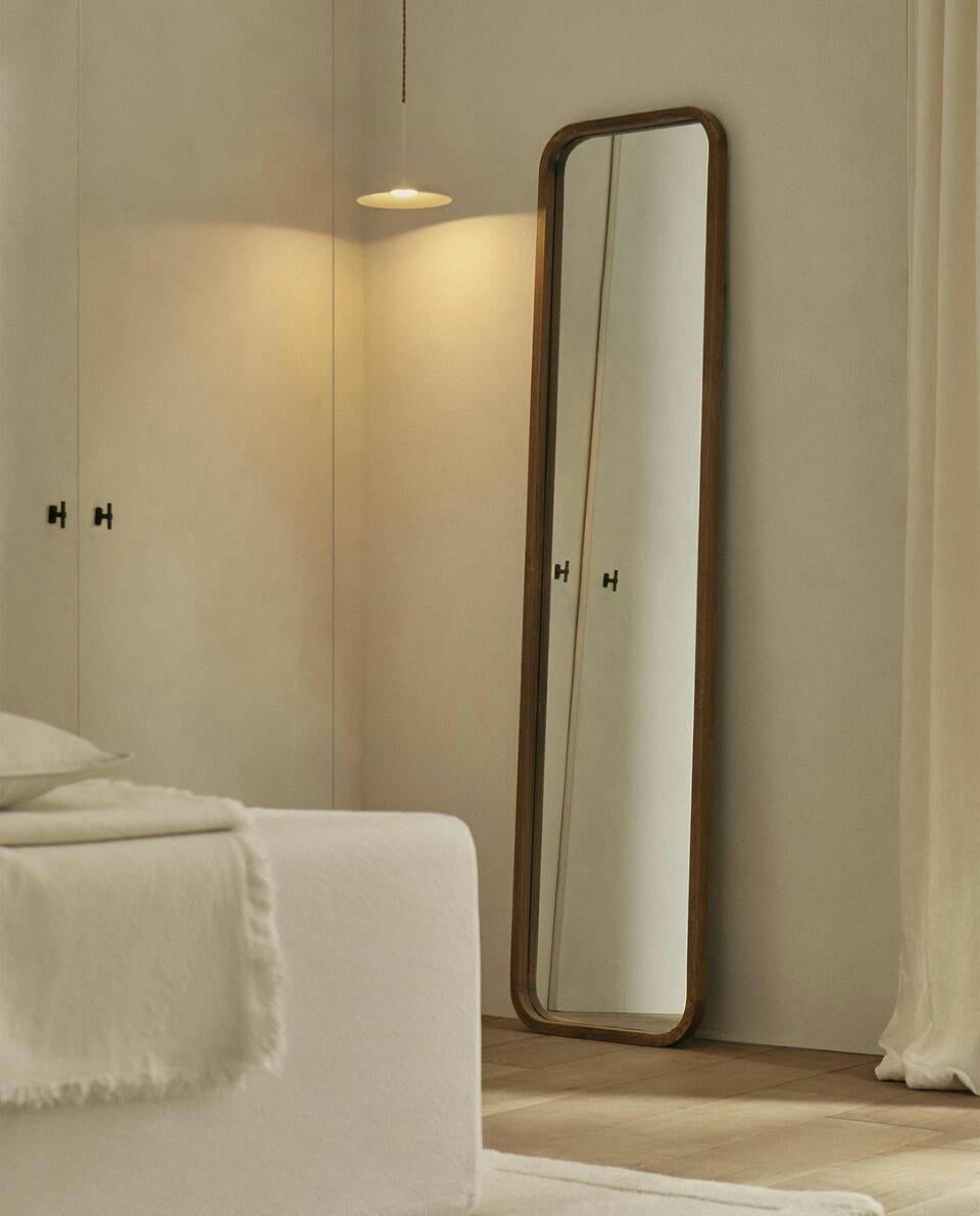 ROUND VERTICAL MIRROR WITH FRAME